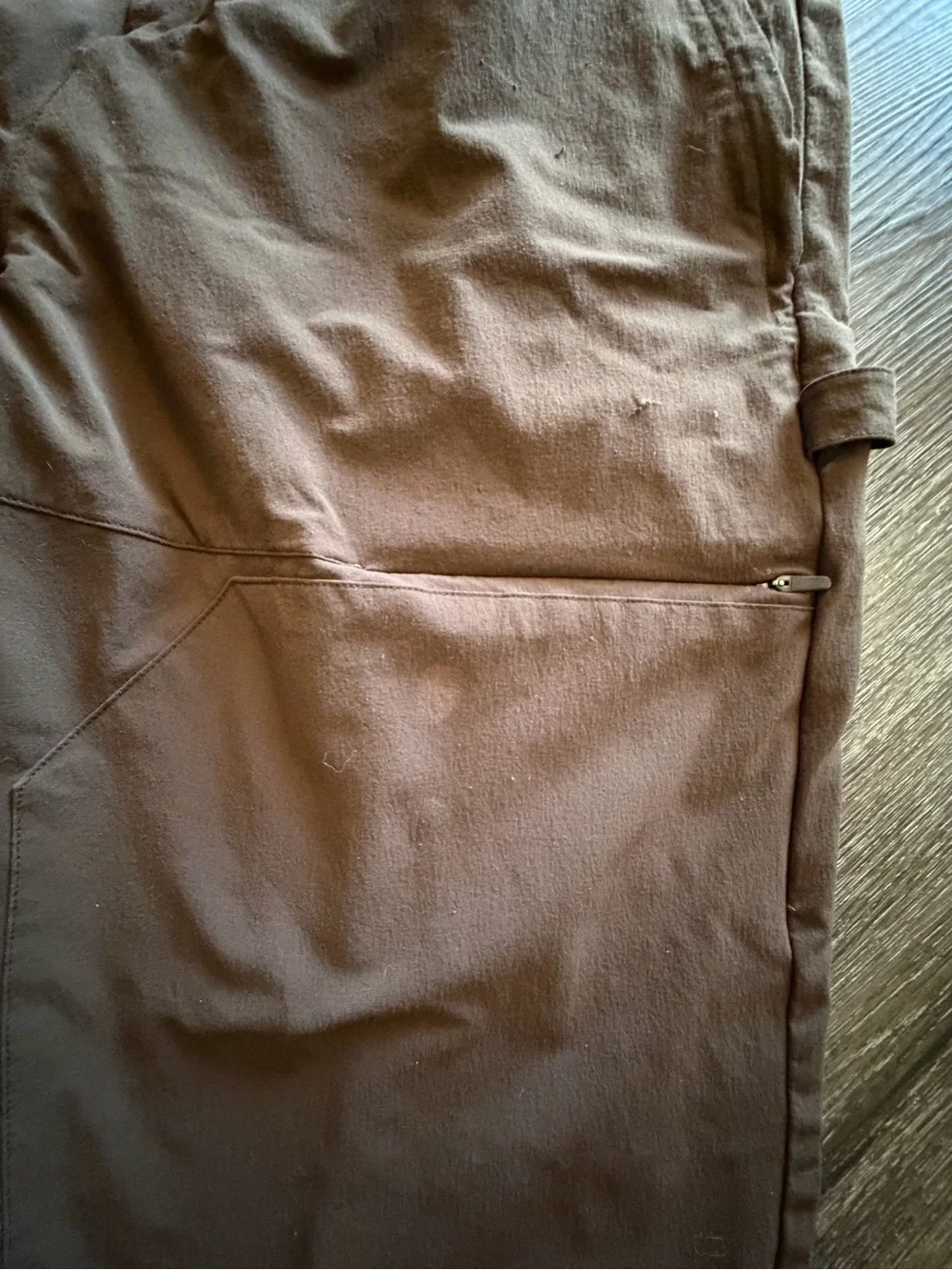 ALO Yoga Men's Cargo Pants in Brown